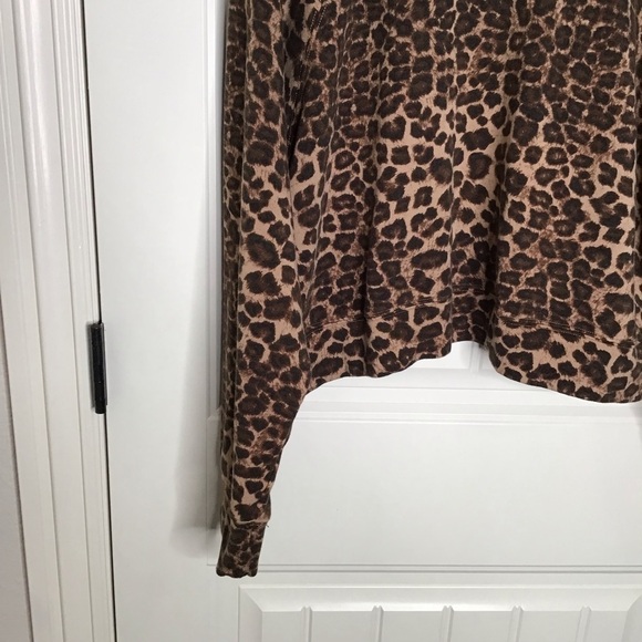 Good American Cheetah Print Cropped Crew Neck Sweatshirt. - Picture 9 of 14